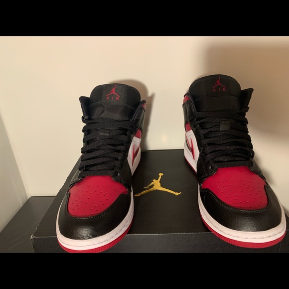 Nike Air Jordan 1 Mid Bred size 9.5 Excellent Condition.
